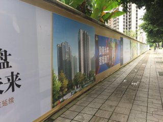 围挡广告喷绘布 怎么直接固定墙上?