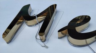 广告字安装的稿子底纸是什么材料?